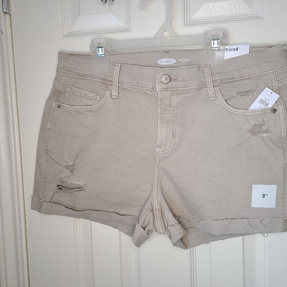 Old Navy Boyfriend Khaki shorts - Picture 2 of 4